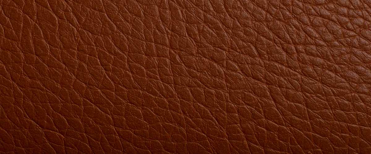 Photo rapprochée d'un cuir marron-rouge tanné